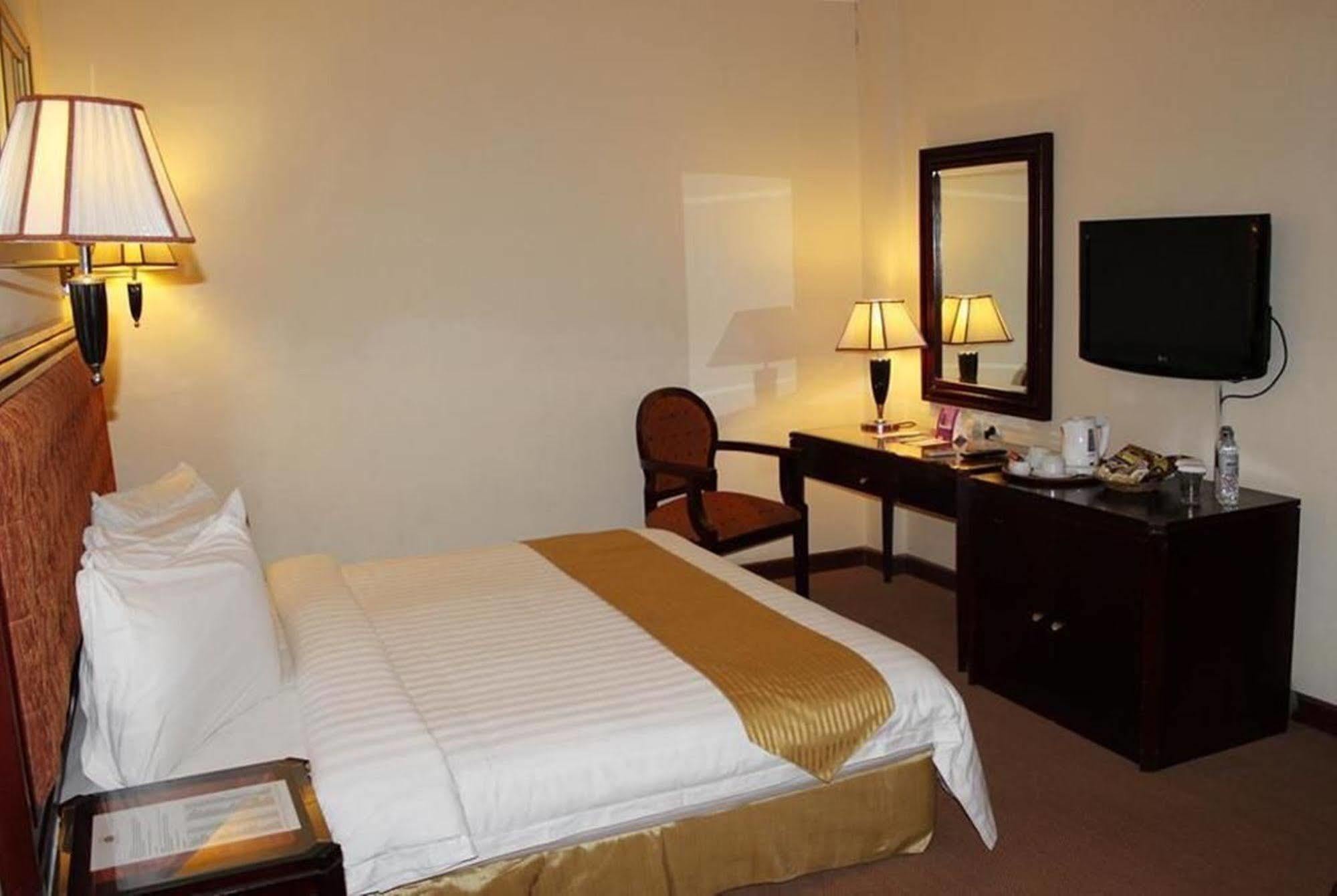 Harbourbay Amir Hotel Batam Экстерьер фото